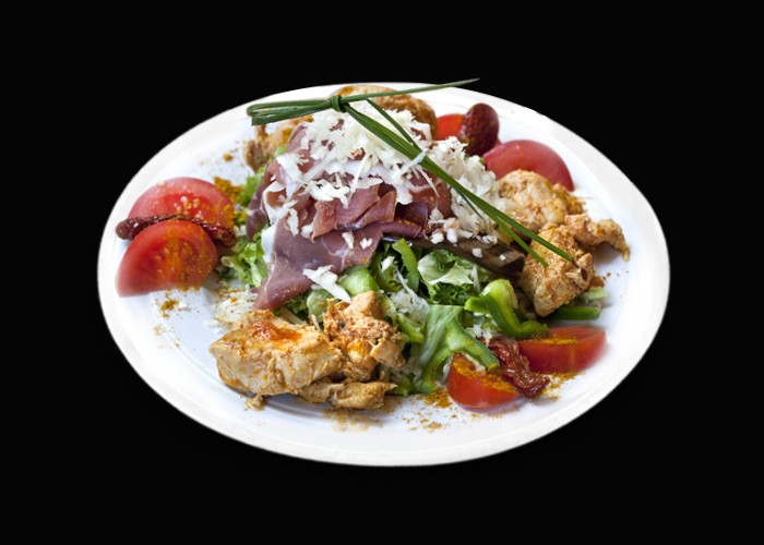 Salade verte, tomates, jambon de dinde, champignons, mas, poulet<br>
Vinaigrette et petit pain offerts.