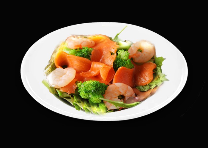 Salade verte, tomates, saumon fum, crevettes, olives<br>
Vinaigrette et petit pain offerts.