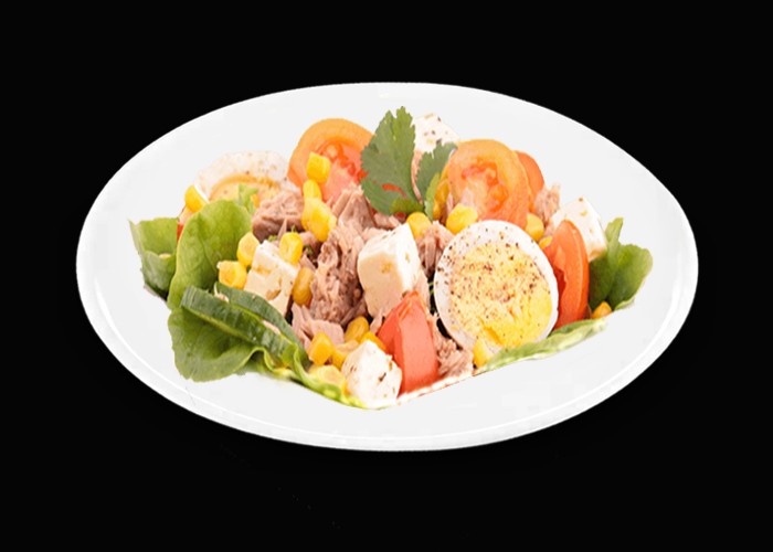 Salade verte, tomates, pommes de terre, thon, olives, mas, oeuf 
Vinaigrette et petit pain offerts.
